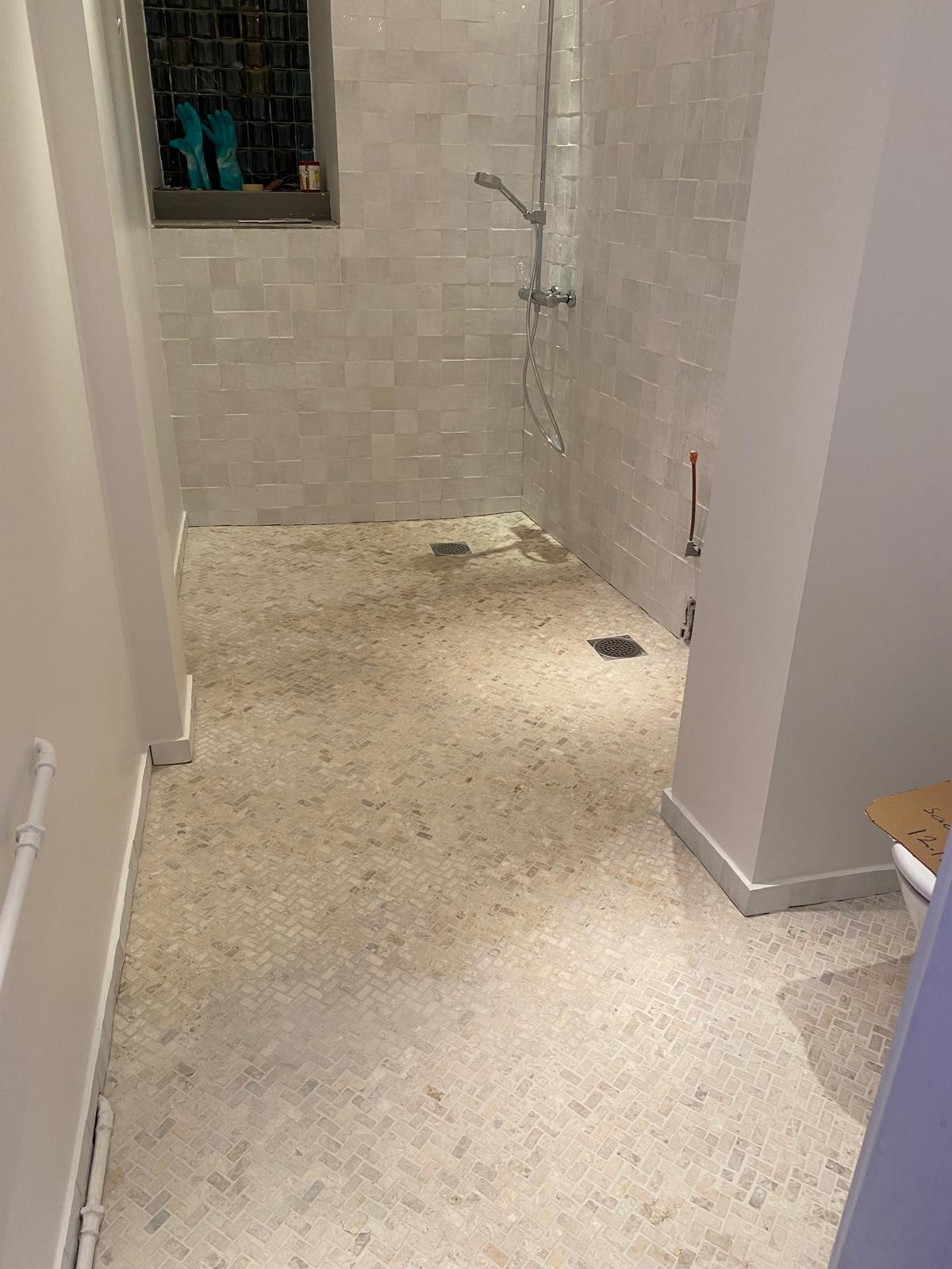 Kylpyhuone vaalea lattia